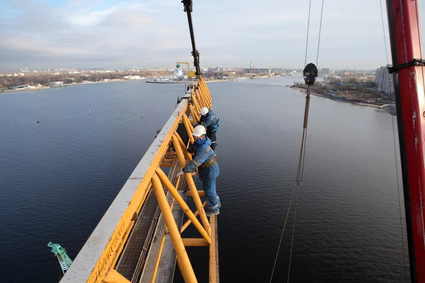 Instaladores de trabalho gabarito fixado ao mastro de guindaste de torre . — Fotografia de Stock