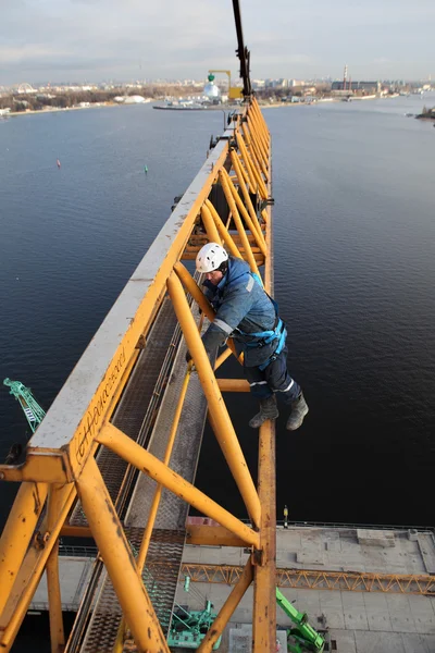 Sezione di installazione della gru a torre in altezza, montatori montacarichi . — Foto Stock