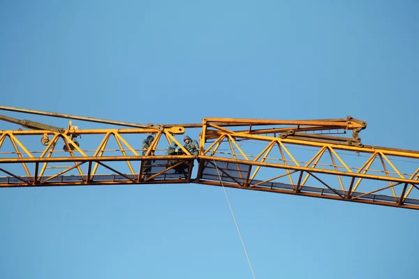 Trabalhos de montagem na conexão de grua de torre de seções de elevação Jib — Fotografia de Stock