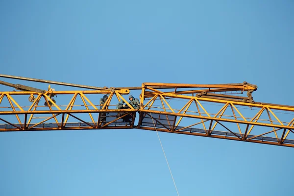 Montering fungerar på anslutning av hissa sektioner tower svängkranen — Stockfoto