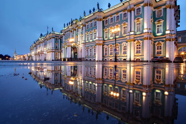 Rusland, Sint-Petersburg, Hermitage gebouwen weerspiegeld in water, avond. — Stockfoto