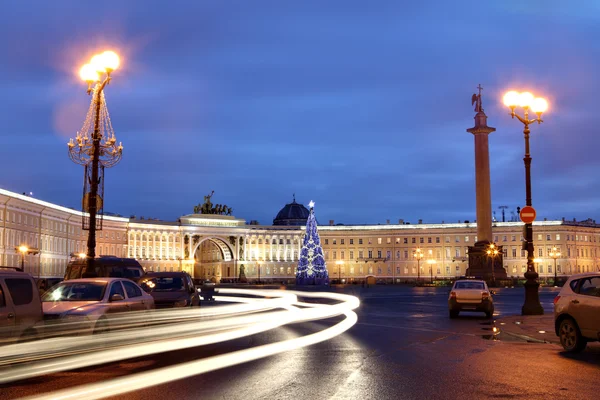 与一棵圣诞树，圣彼得堡，俄罗斯冬宫广场夜景照明. — 图库照片