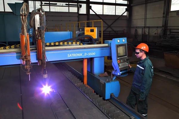 Metalwork Plant, worker controls system thermal cutting of metal sheets. — Stock Photo, Image