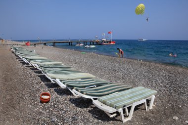 Şezlong üzerinde çakıllı Mediterranean beach resort.