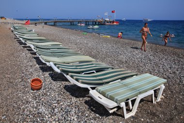 Şezlonglar çakıl Akdeniz beach resort doğum. 