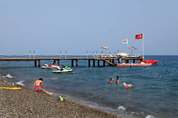 トルコの地中海リゾートの砂利のビーチのモーター ボートのプライベート ドック. — ストック写真