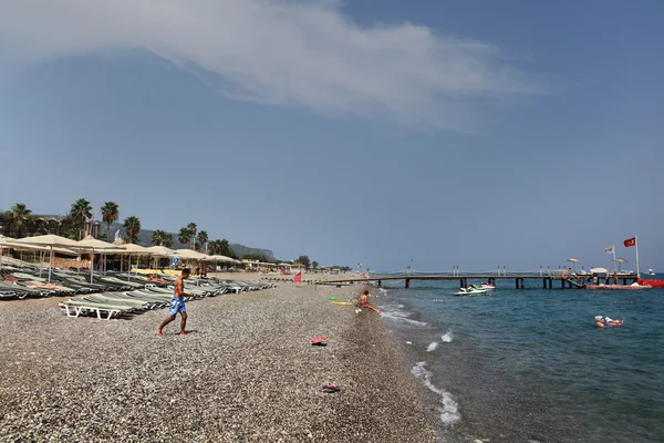 Spiaggia privata attrezzata sulla costa di Antalya . — Foto Stock