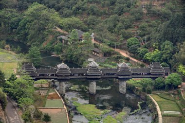 Ahşap köprü Köyü Chengyang, turistik Sanjiang bölgede.