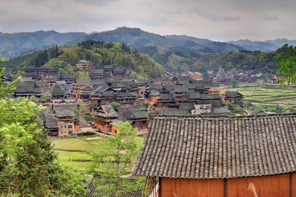 Houten huizen van de boeren in de berg dorp landbouw China. — Stockfoto