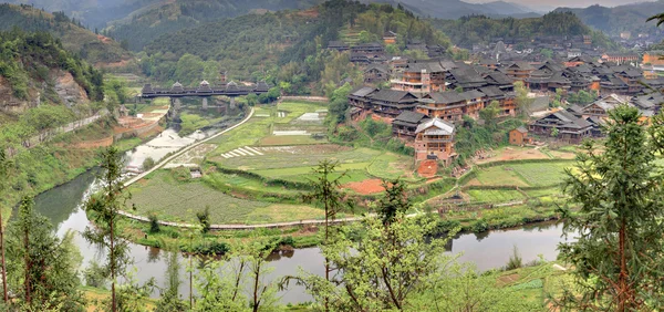 Houten huizen boeren in de bergachtige dorp landbouw China — Stockfoto