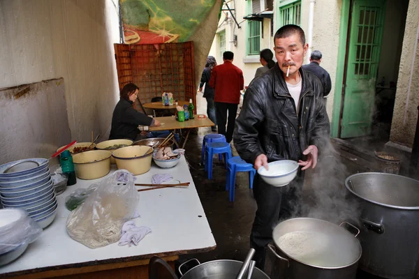 Street food, sidewalk snack, cook prepares outdoor, Chinese dishes. — Stock Photo, Image