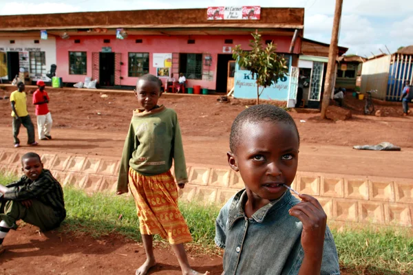 Rural African children sit back in the village street. — Stock Photo, Image