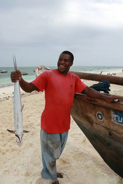 Czarny rybak z wyspy Zanzibar posiadania makreli — Zdjęcie stockowe