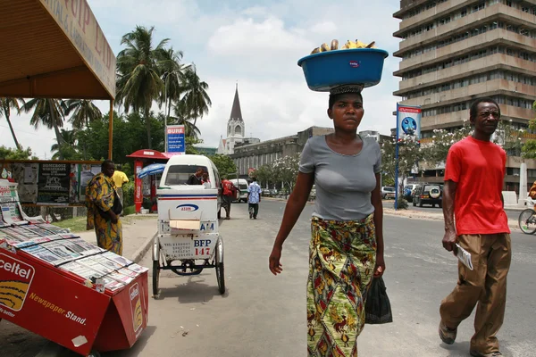 Tanzanian black African woman carries cargo on your head. — Stock Photo, Image