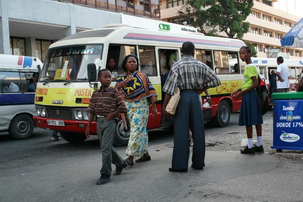 Горожане ждут общественного транспорта на автобусной остановке . — стоковое фото