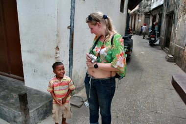 Siyah çocuk yerel ikamet Adası Zanzibar iletişim kurar 