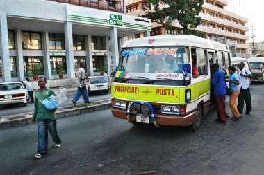 Dar es Salaam sakinleri bir belediye otobüsünü oturmak.