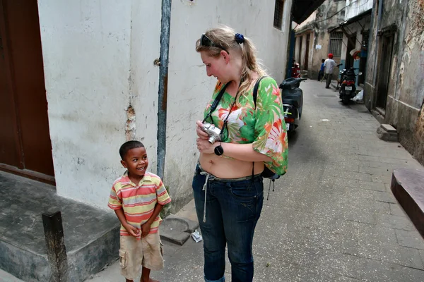 Bambino nero locale residente isola di Zanzibar comunica con — Foto Stock