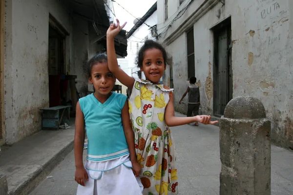 Two little black Arab girl standing on a narrow street. — Stock Photo, Image