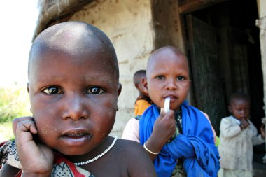 Erkek ve kız kardeşler tarafından çevrili siyah Afrikalı Çocuk Maasai,.