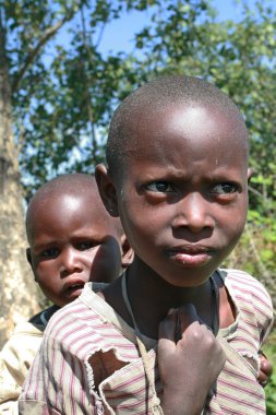 Siyah Afrika kabile Masai çocuklar, kardeşler.
