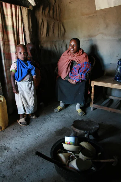 Maasai family inside their huts, a black woman and children. — Stock Photo, Image