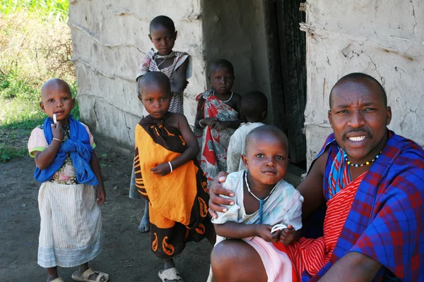 Maasai familj i dörren till sitt hem, far och barn. — Stockfoto