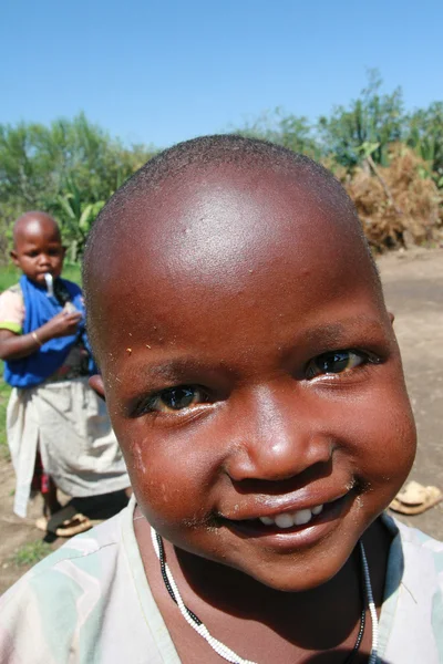 Zwarte Afrikaanse Maasai stam glimlachend kind, close-up. — Stockfoto