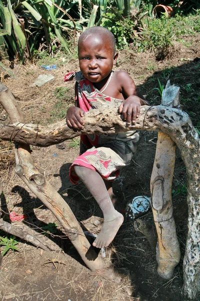 Afrikanska barn flicka Maasai stam, spelar på en köksträdgård. — Stockfoto