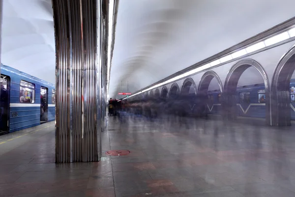 Stroom van passagiers op platform metro station op spitsuur. — Stockfoto