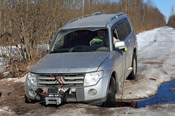Autista di jeep verricello controlla a distanza il vostro veicolo rimane bloccato . — Foto Stock