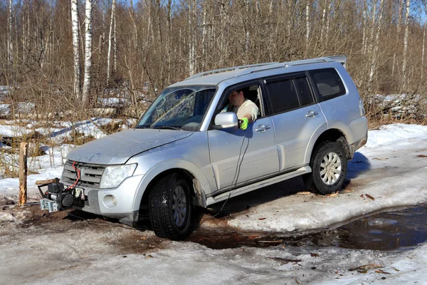 Джип застрял в ручье на ледяной дороге. . — стоковое фото