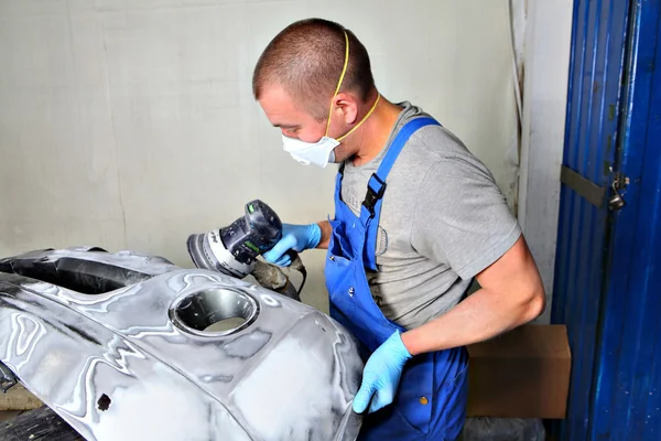 Recovery of damaged vehicle, Polishing bumper car at automobile repair. — Stock Photo, Image