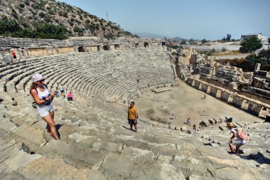 Antik amfitiyatro, turist konumlar arka plan üzerinde kendilerini fotoğraf çekmek..