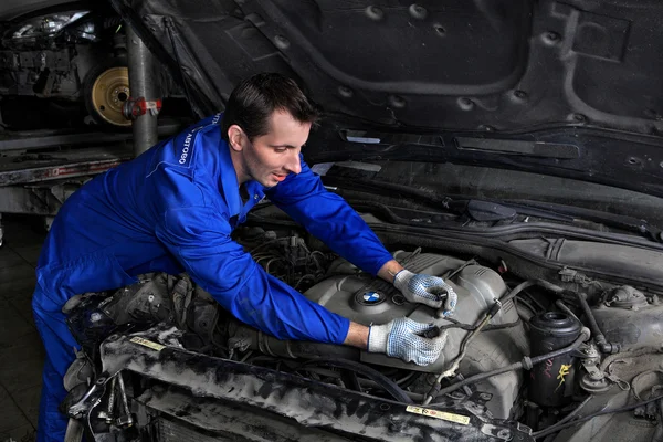 Auto mechanic repairing a car engine. — Stock Photo, Image