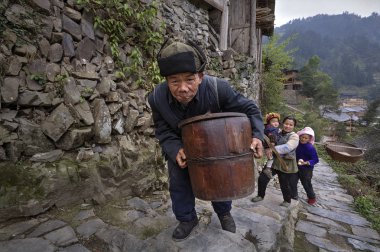 Eski Çinli taş dağ yolu ahşap varil ile tırmanıyor
