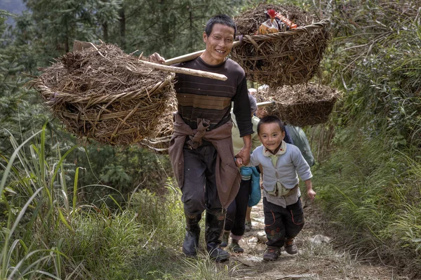 Campesinos llevando una pesada carga sobre sus hombros —  Fotos de Stock