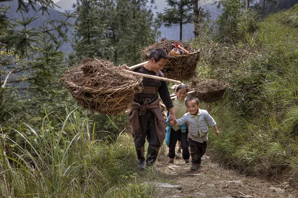 Rolnik kosze bambusowe na ramionach — Zdjęcie stockowe