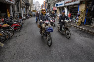Shanghai, Çin için bir sokakta iki tekerlekli motorlu araçlar.