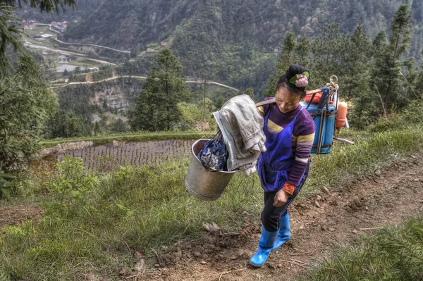 Mulher agricultora chinesa com um jugo no ombro . — Fotografia de Stock