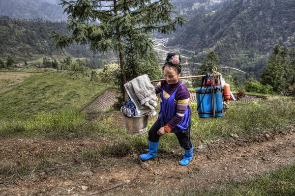 Çinli kadın çiftçi köylü ağırlık omuzunda taşır. — Stok fotoğraf