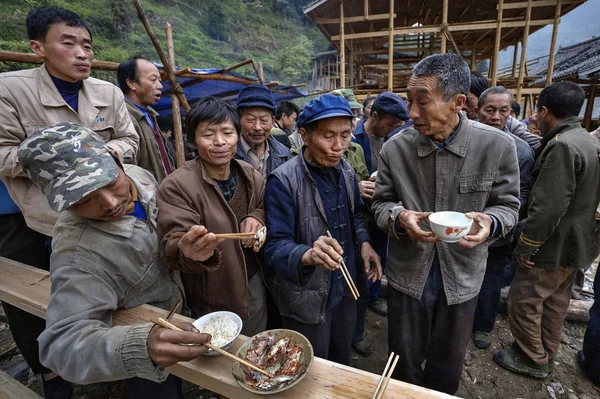 Comer juntos na celebração da aldeia, comemorando o início do con — Fotografia de Stock