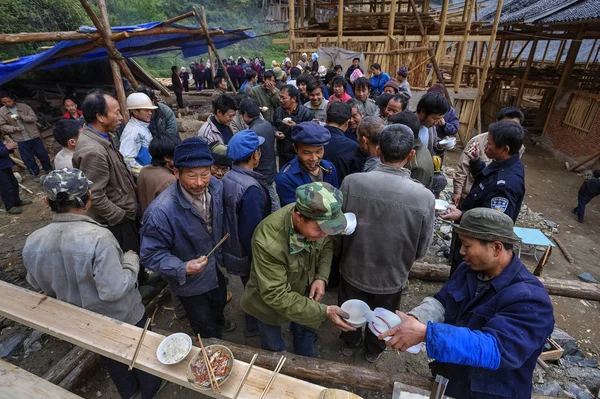 Rural festivities, villagers drink alcohol and take their food t — Stock Photo, Image