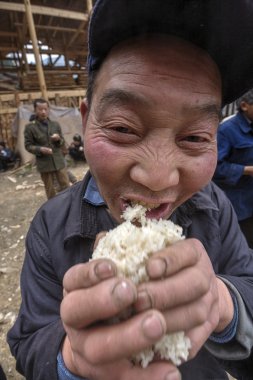 Asyalı köylü çiftçi adam onun el avuç pirinç holding