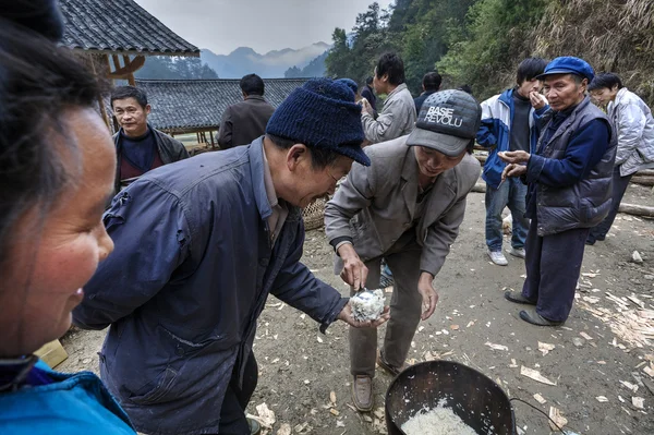 Rural holiday in China, the guests handed out boiled rice — Stock Photo, Image