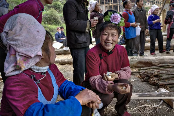 亚洲女人玫瑰发型上带着微笑农村节日，中国. — 图库照片