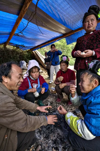 Landelijke Chinese boeren praten rond het kampvuur op dorp festival. — Stockfoto