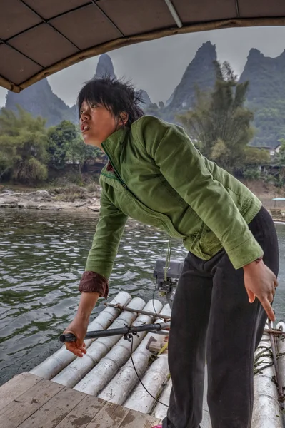Donna cinese che lavora traghetto sul fiume Lijiang, Guangxi, Ch — Foto Stock