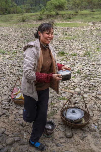 Chinese vrouw verkoopt warm eten op het platteland, Guangxi, China. — Stockfoto