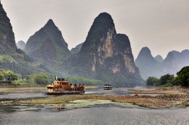Guilin, Yangshuo, Guangxi, China Li Nehri üzerinde turist cruises